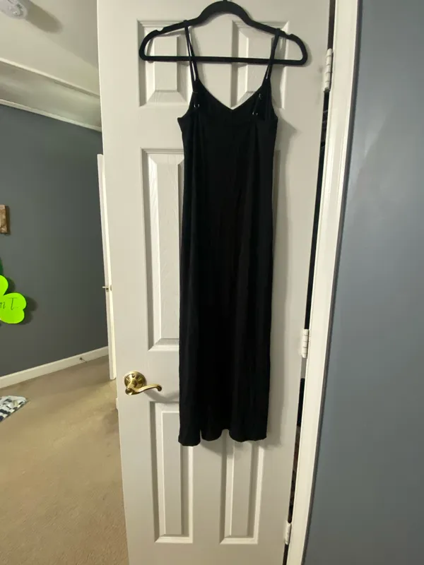 Black strapless dress with a high slit - Image 3