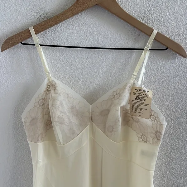 NWT Vintage Vanity Fair Slip Gown Neutral Cream Lightweight Small - Image 3