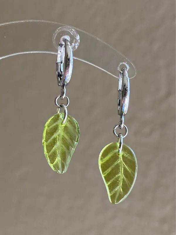 Handmade fairy forest vintage retro aesthetic style simple Czech glass leaf dangle earrings🍃💚 - Image 4