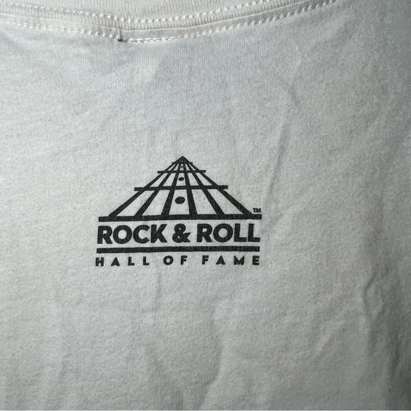 Cleveland City Rock Hall Records Hall of Fame Vinyl Skyline Graphic T-Shirt Sz M - Image 4
