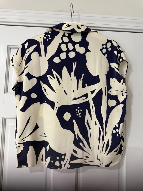Rachel Zoe Navy Blue And White Front Button Abstract Shirt Size Small - Image 6