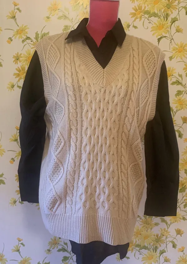V neck long line knitted vest size M Tan Size M - Image 2