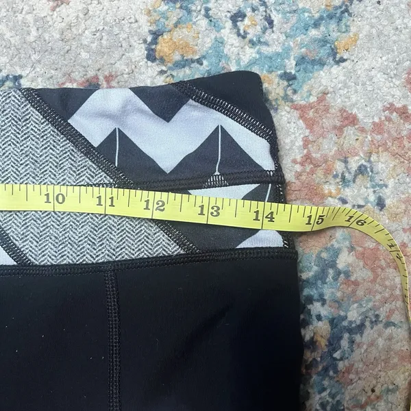 Lululemon Flare Size 6 Black Leggings With Black And White Waist Reversible - Image 7