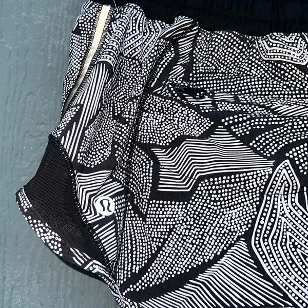 Lululemon Hotty Hot Shorts 2.5” Dottie Tribe White Black Size 4 - Image 5