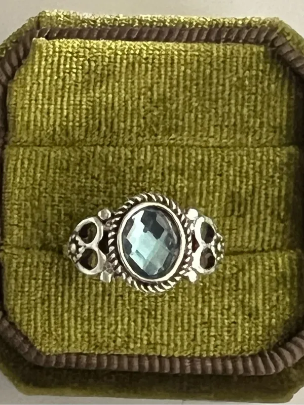 Vintage/Elegant Design Faux Aquarium Gemstone w/ Heart Detailing Ring Size 7 NWT - Image 2