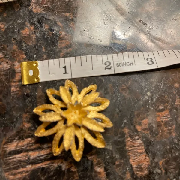Vintage Faux Gold Floral Brooch w/ Missing Center AS IS - Image 3