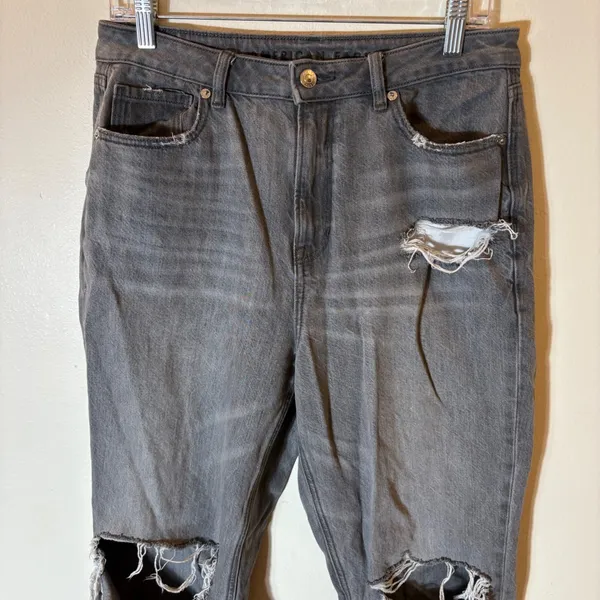 American‎ Eagle Gray High Waisted Distressed Mom Jeans Size 10 Regular Raw Hem - Image 2