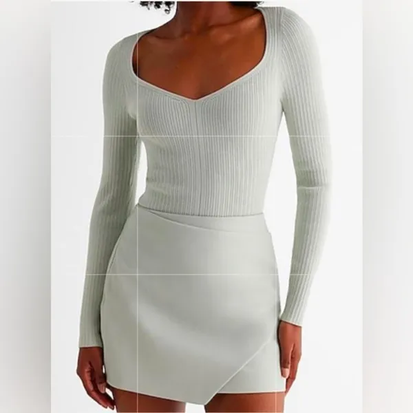 NWT Express Ribbed V Neck Fitted Long Sleeve Top Mint Green Size L Stretch - Image 2