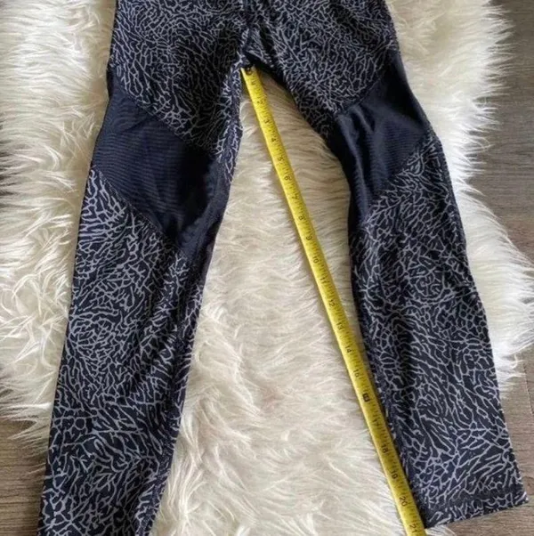 Alo Varley Leggings - elephant Print NWOT SIZE SMALL - Image 3