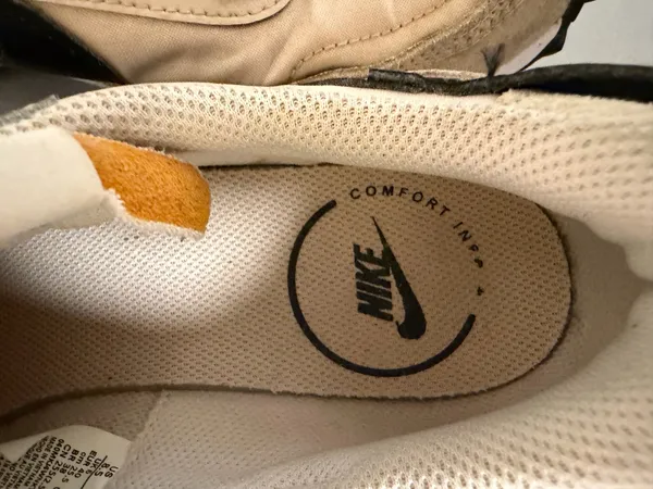 Women’s Nike waffle sneakers size 8.5 - Image 13