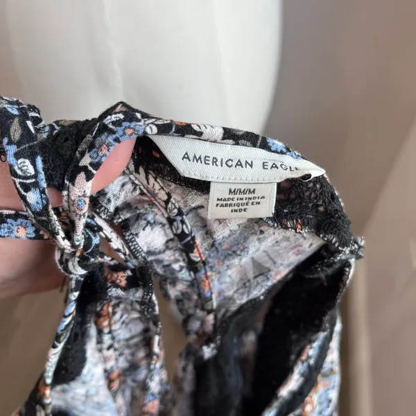 American Eagle Floral Open Back Ruffle‎ Lace Detail Blouse Size M - Image 9