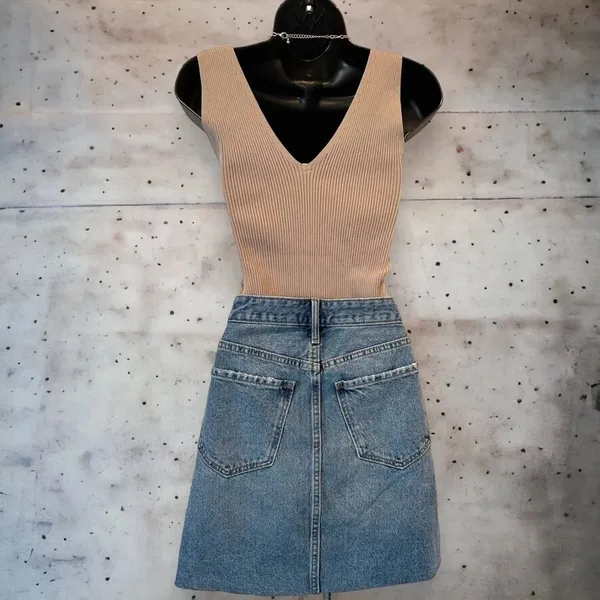 Old Navy Denim Mini Skirt Light Wash‎ Distressed Raw Hem Button Fly Size 6 - Image 5