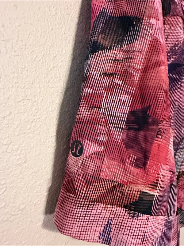Lululemon High Rise Spring Break Away Shorts‎ Size 6 in Sun Dazed Multi Pink - Image 5