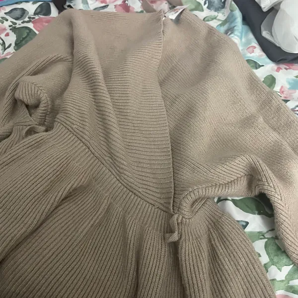 Revolve NWT Lascana Wrap Look V-Neck Sweater in beige. Size Medium *Does not come with belt - Image 5
