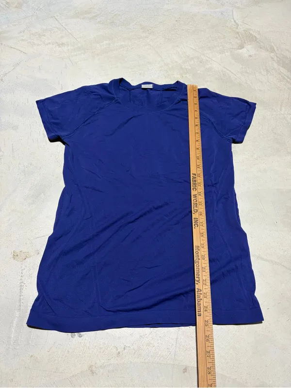 Athleta Women's Crew Neck workout Tee blue large - Image 2