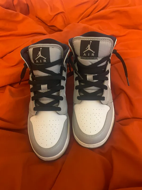 Air Jordan 1 Mid Smoke Gray - Image 4