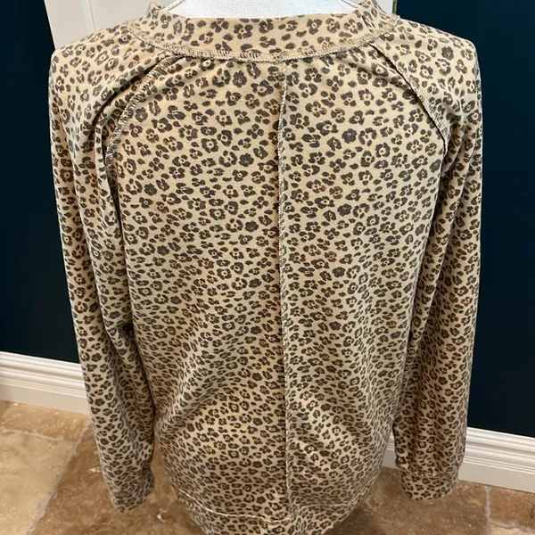 Leopard 🐆 print long sleeve top. - Image 2