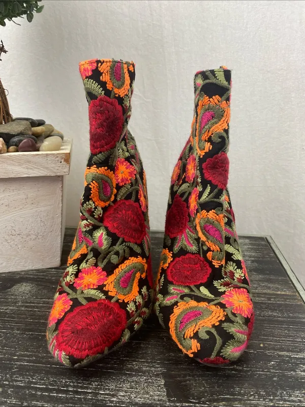 Steve Madden Black Embroidered Floral Sip Up Ankle Bootie Boot Shoes 8 - Image 2