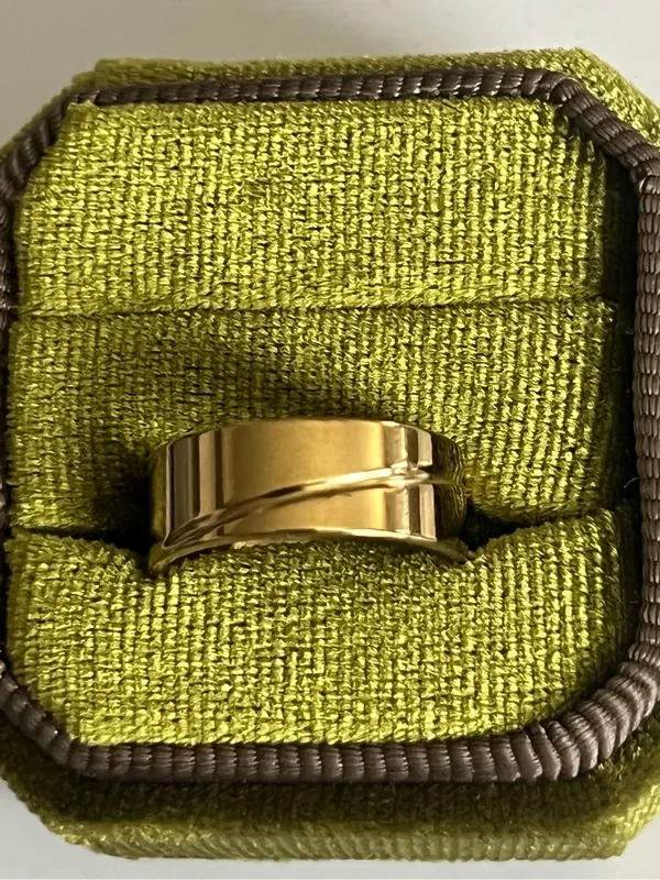 Classic/Sleek Golden Polished Finish w/ Unique Detailing 8mm Band Size 6 - Image 2