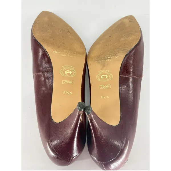 Vintage Etienne Aigner Pumps 8.5N Burgundy Leather Gold Medallion Pointed Toe - Image 6