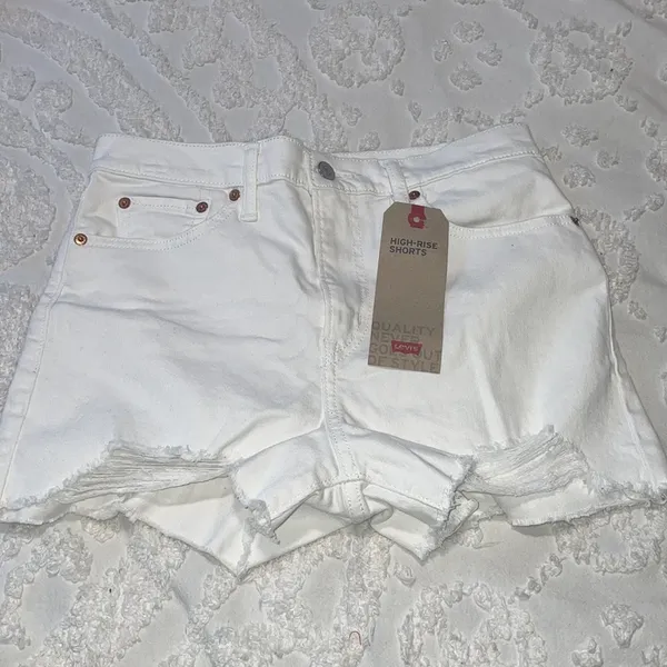 NWT Levi’s white high rise slim through hip shorts - Image 11
