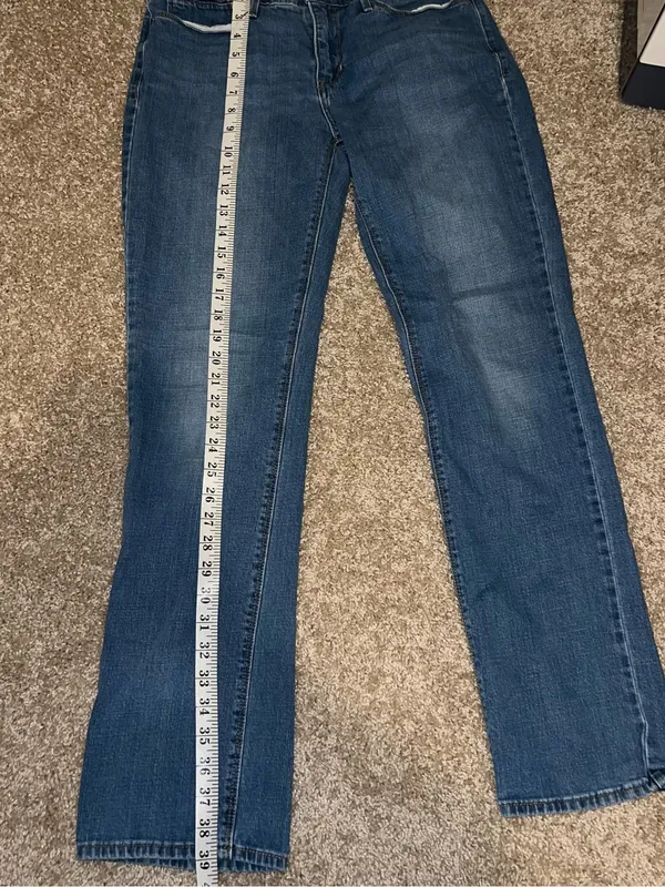 525 Levi’s Women's Medium Blue Straight-Leg Jeans - Image 4