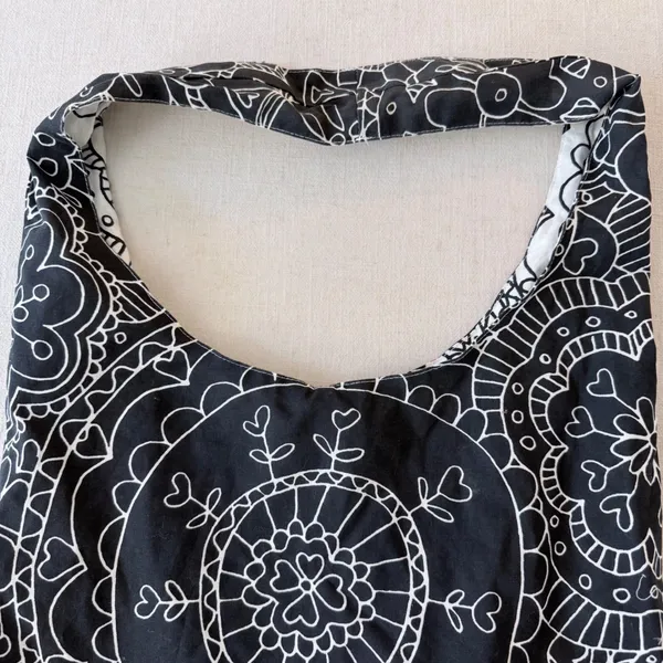 Unbranded Reversible Hobo Bag Women OS Black White Mandala Floral Tote Pouch - Image 4