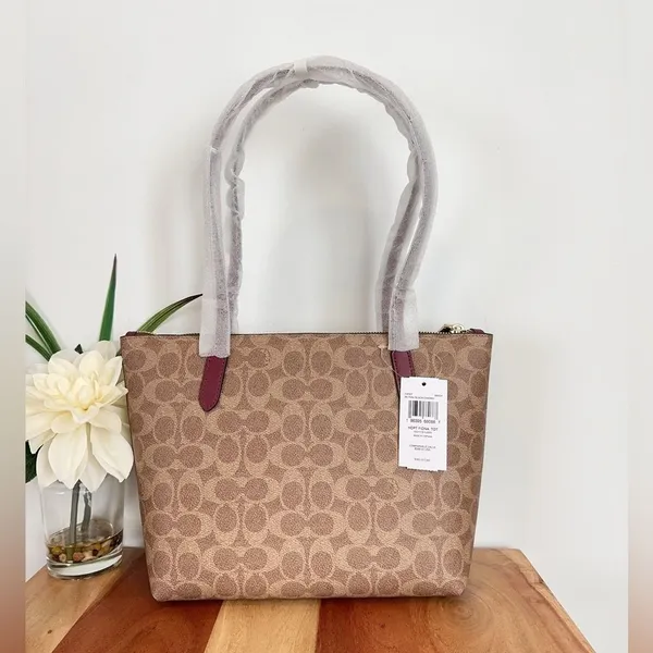 NWT Coach Fiona Zip Tote Bag In Signature Canvas With Horse And‎ Carriage Print - Image 4