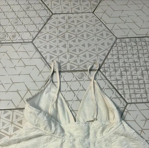 White flowy tank Size XXS - Image 2