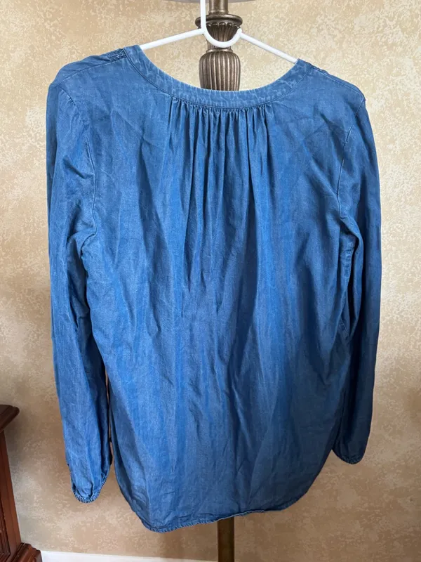 LOFT Blue Soft Denim Long Sleeve V-Neck Popover Top - Size: medium - Image 4