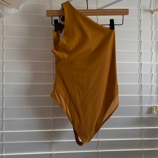 Athleta one shoulder asymmetrical strappy back bodysuit mustard yellow size XS - Image 2