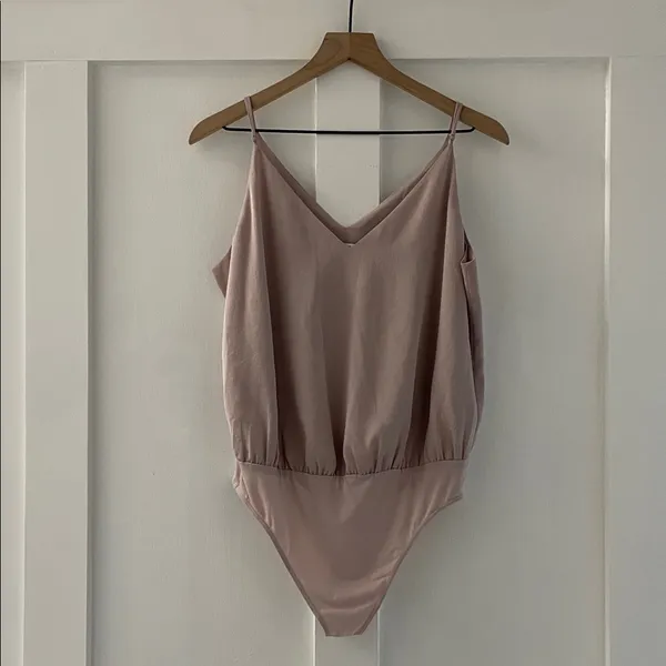 EXPRESS Crepe Sleeveless Cami Bodysuit Double V-Neck Thong Back in Mauve Size L - Image 3