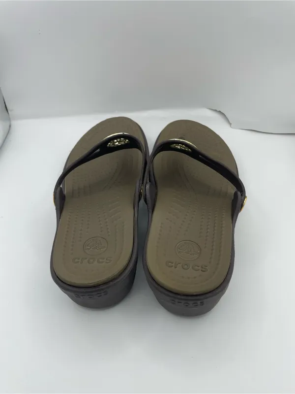 Crocs Sanrah brown gold medallion wedge sandals flip flop slide women's Size 7 - Image 10