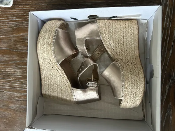 Marc Fisher Alida Wedge Gold Sandals - Image 3