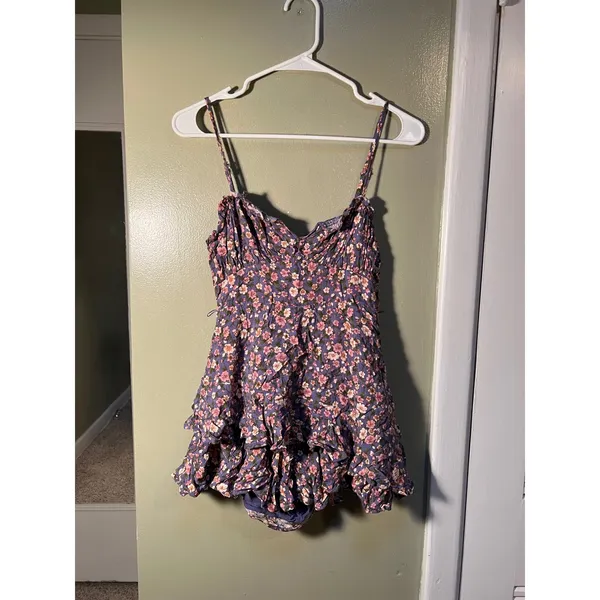 Altar'd State Women's Sz Small Romper Purple Ditsy Floral Sleeveless Ruffle Tier - Image 2