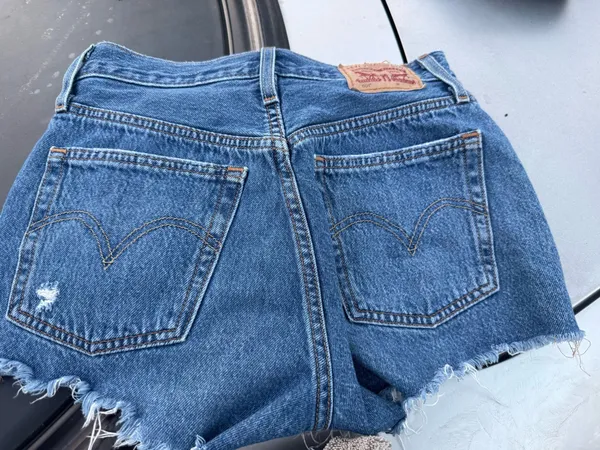 Levi’s Shorts Denim High-Rise Distressed - Image 4