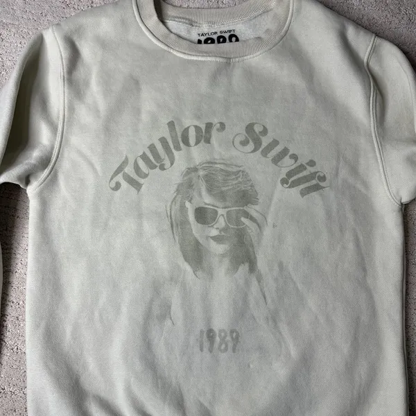 Women's Authentic Taylor Swift Size Small Cream Vault Tour Crewneck Sweater‎ - Image 2