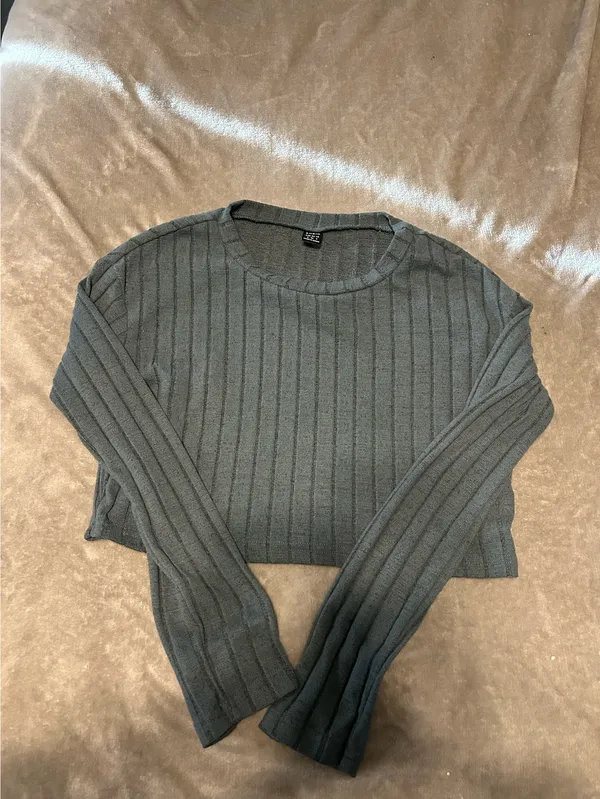 Shein Basic Long Sleeve Crop Tops  - Image 3