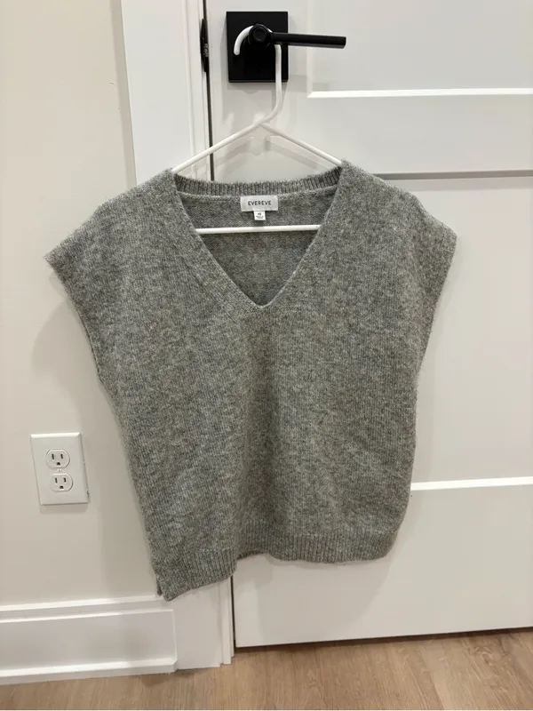 Evereve Grey V-neck Sweater Vest Size XS - Image 2