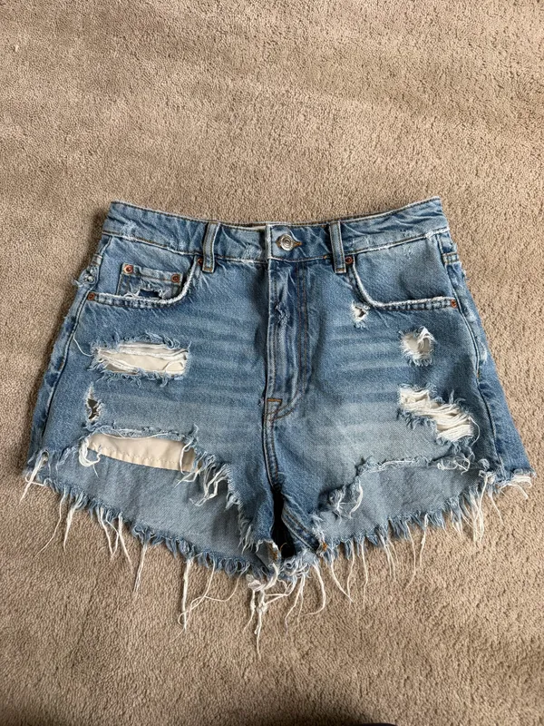 Zara High-Waisted Distressed Denim Shorts – Size 4 - Image 2