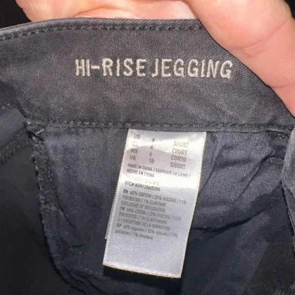 American Eagle hi-rise black stretchy 6 short jeggings - Image 2
