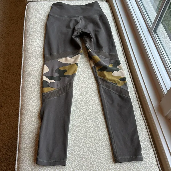 Offline by Aerie The Hugger Legging Hi-Rise size S army green with camo accents - Image 6