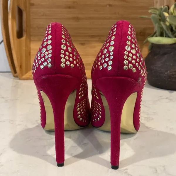 Betsey Johnson Faalyn Fuschia Studded Pointed Toe heels rocker size 6.5 quirky - Image 2
