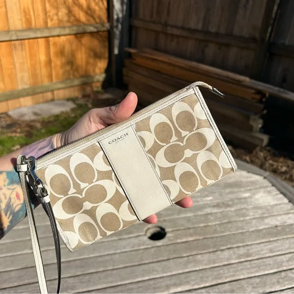 COACH Light Khaki & Chalk White‎ Signature Slim ZIPPY Wristlet Wallet - Image 5