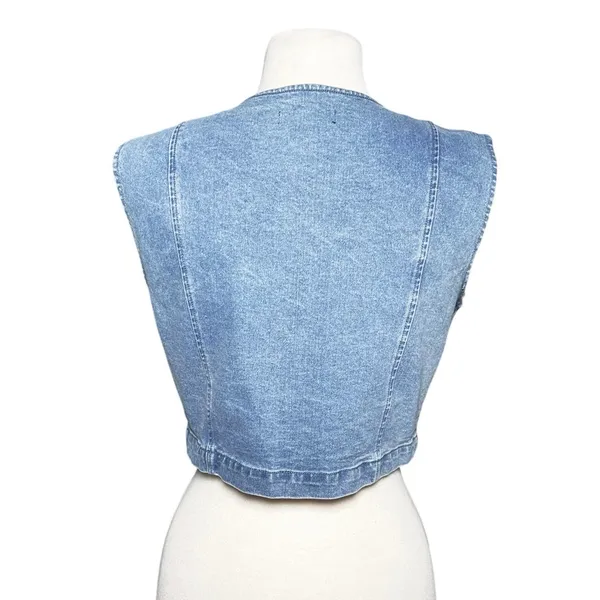 HOUSE OF HARLOW Women’s Cropped Denim Vest Faux Pearl Button Front - Image 4