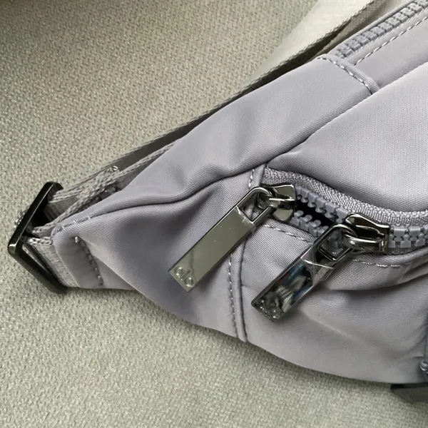 Alo Yoga Explorer Fanny Pack Fog - Image 4