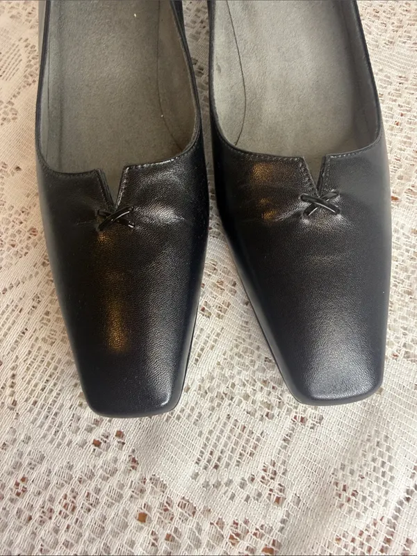 Stuart Weitzman Black Leather Low Kitten Heel Pumps sz 7 - Image 3