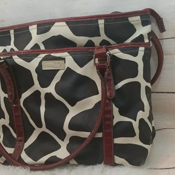 Nine & Co. by Nine West giraffe shoulder purse - Image 3