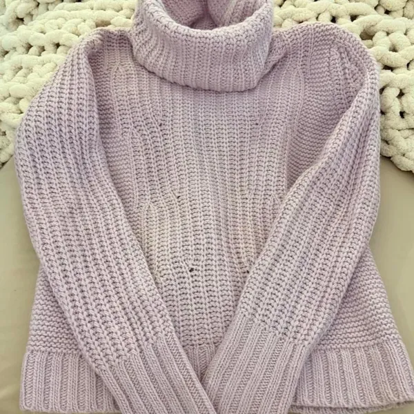 Banana Republic Italian Yarn Chunky Knit Turtleneck Sweater Medium Lavender - Image 4