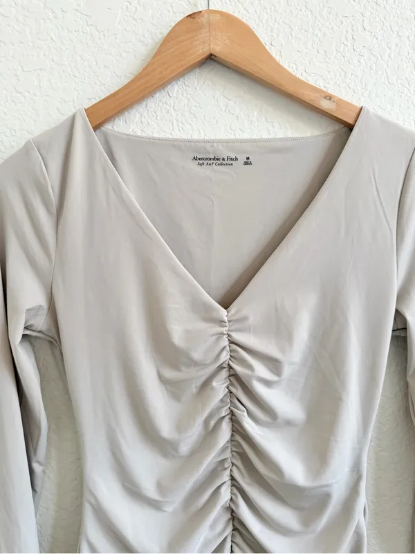 Abercrombie & Fitch Soft A&F Long-Sleeve Ruched V-Neck Bodysuit M Ivory Cream - Image 4